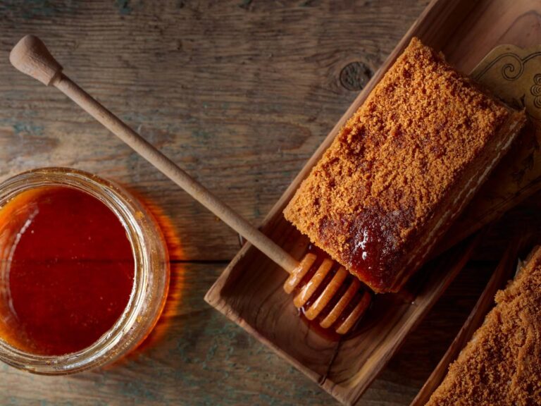 Keks z miodem. Obrazek w artykule Przepyszne ciasto z miodem. Prosty przepis na idealne miodowniki i pierniki z miodem