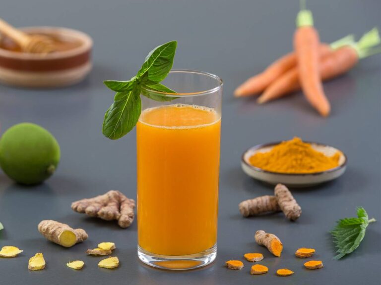 Miodowy drink w wysokiej szklance. Obrazek w artykule Drinki z miodem pitnym. Przepisy i korzyści zdrowotne miodów pitnych