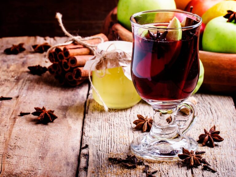 Pucharek ciemnego piwa z miodem. Obrazek w artykule Przepis na grzane piwo z miodem. Idealny grzaniec z miodem na chłodniejsze dni