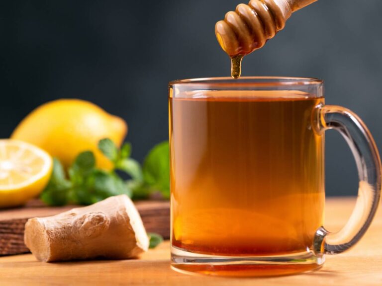 Herbata w dzbanku i miód. Obrazek w artykule Herbata z miodem: Przepis na pyszną rozgrzewającą herbatę z naturalnymi składnikami