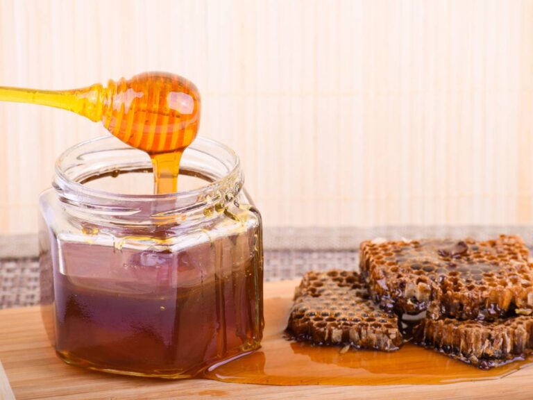 Miód gryczany. Obrazek w artykule Kremowanie miodu. Jak uzyskać gładką i kremową konsystencję różnych rodzajów miodu?