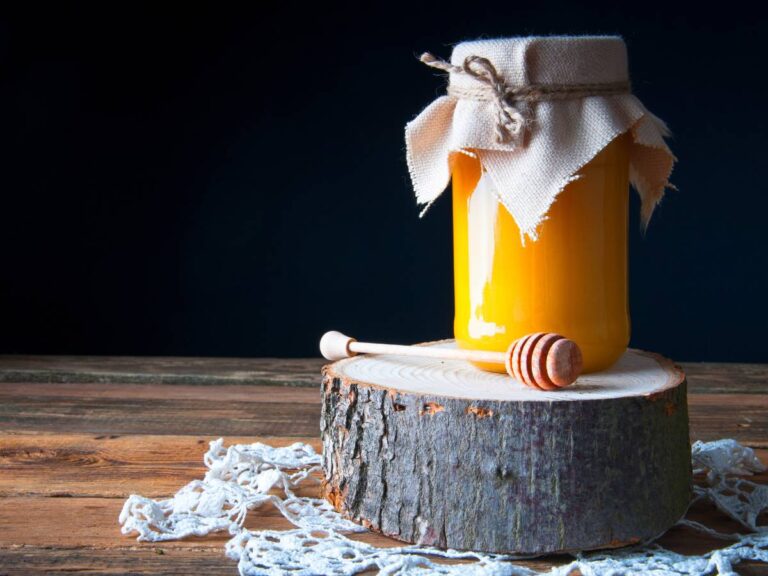 Stały miód w słoiku. Obrazek w artykule Krystalizacja miodu. Przyczyny i sposoby zapobiegania tężeniu miodu