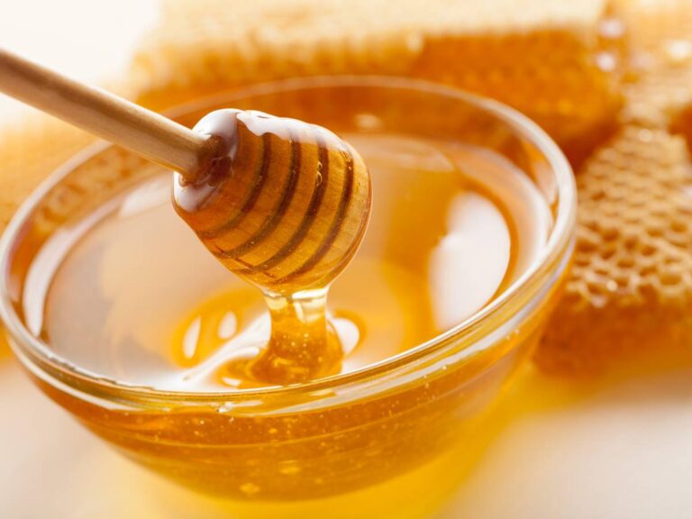 Miseczka miodu. Obrazek w artykule Ile miodu dziennie powinno się spożywać? Wartości odżywcze codziennej porcji miodu