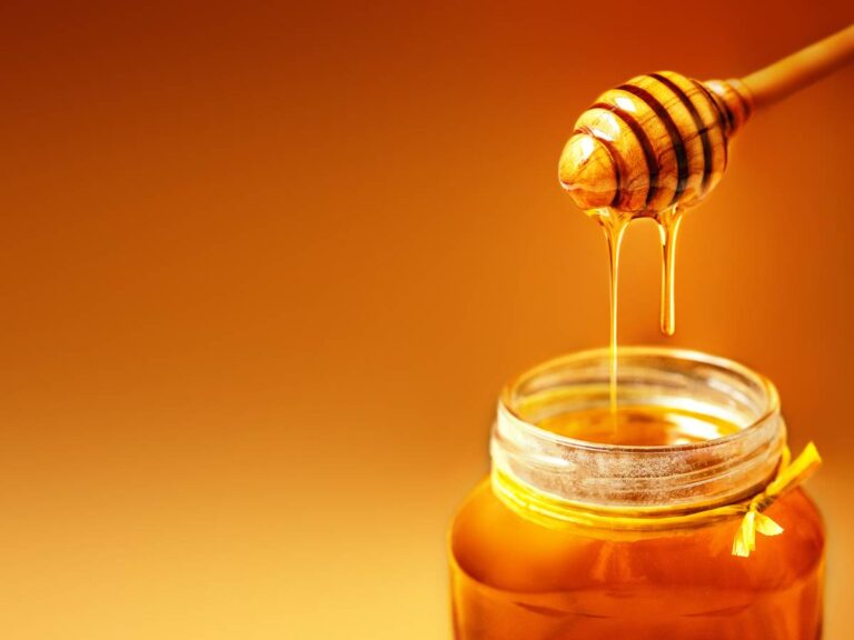 Słoik z miodem. Obrazek w artykule 100 gram miodu ile to łyżek