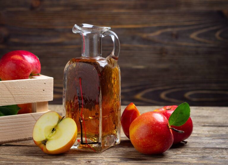 Butelka octu jabłkowego z miodem Obrazek w artykule Ocet jabłkowy z miodem. Korzyści zdrowotne i sposób przygotowania miodowego octu jabłkowego