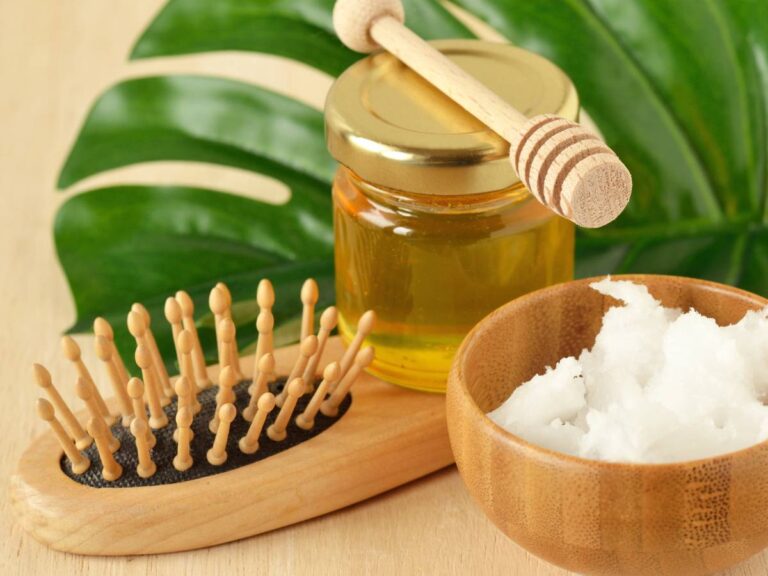 Akcesoria do maseczki. Obrazek w artykule Naturalny sposób na jasne pasma z wykorzystaniem miodu pszczelego