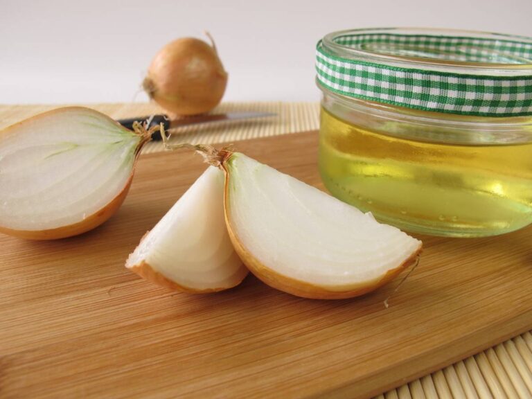 Przygotowanie syropu. Obrazek w artykule Syrop z cebuli, czosnku, miodu i cytryny. Naturalny sposób na wzmocnienie odporności syropem z miodu i cebuli