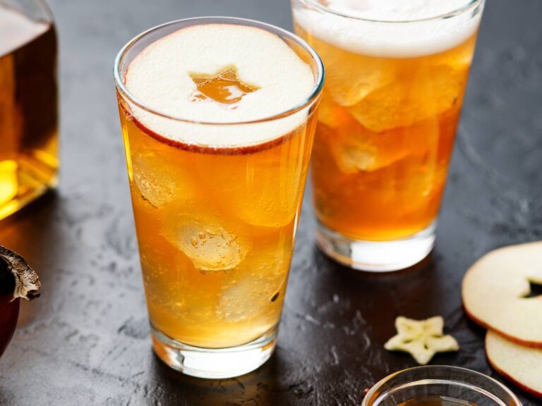 Dwie szklanki z whisky z miodem. Obrazek w artykule Whisky z miodem. Połączenie smaków, które warto stosować w drinkach z miodem