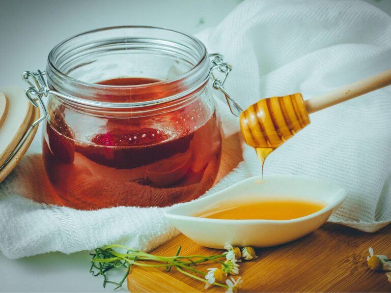 Słoik miodu. Obrazek w artykule Miód indeks glikemiczny. Co warto wiedzieć o właściwościach dietetycznych miodu?