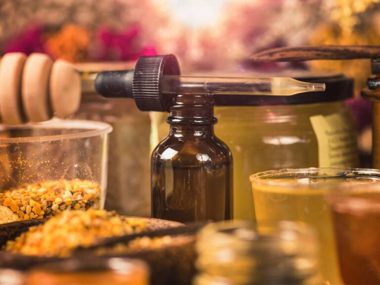 Produkty pozyskane od pszczół. Obrazek w artykule Wyjaśniamy na co pomaga pyłek pszczeli i jak może wspierać Twoje zdrowie