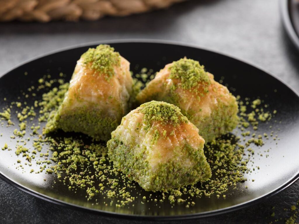 Ciekawa propozycja podania baklawy miodowej