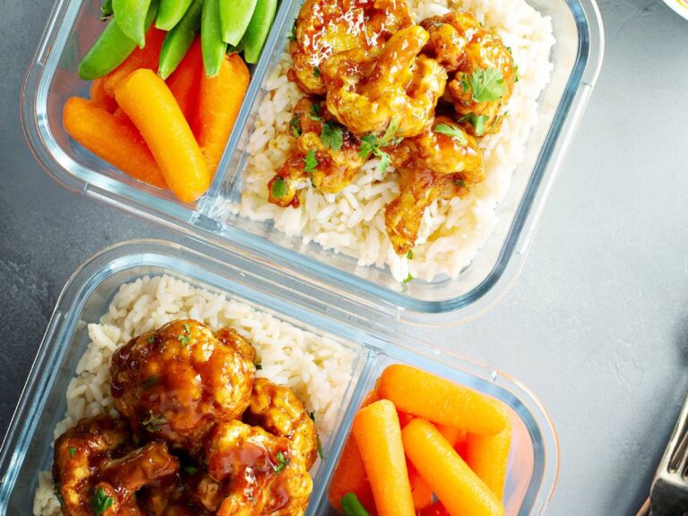 Kalafiorowe „skrzydełka” w miodowo-BBQ w nowoczesnej aranżacji na półmisku