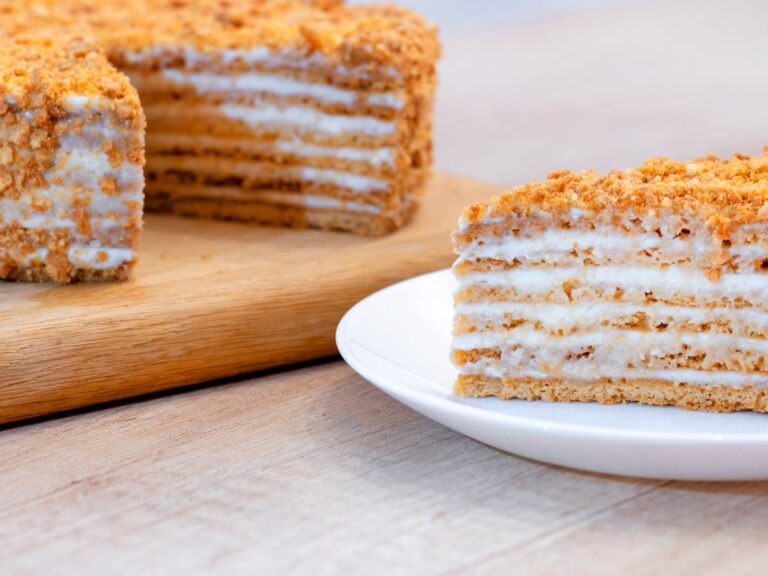 Elegancka propozycja podania miodowego ciasta weselnego