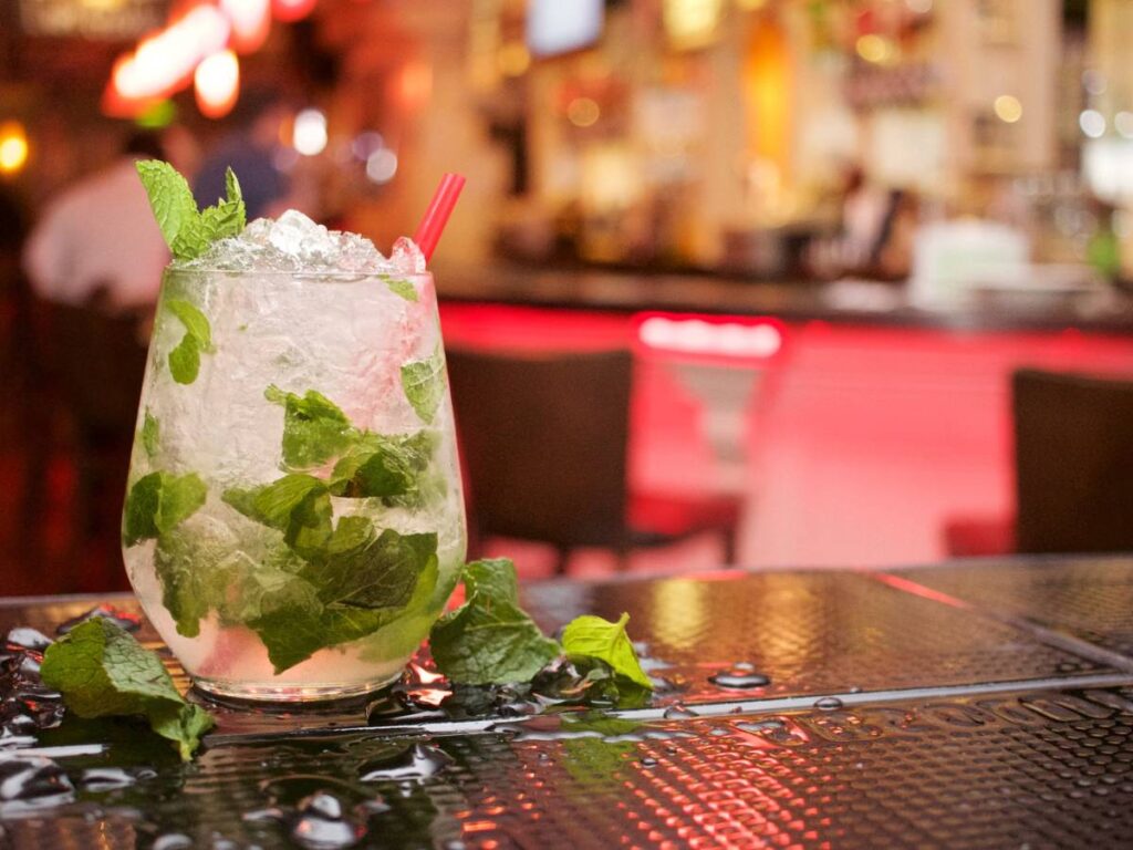 Kreatywna dekoracja szklanki z miodowym mojito