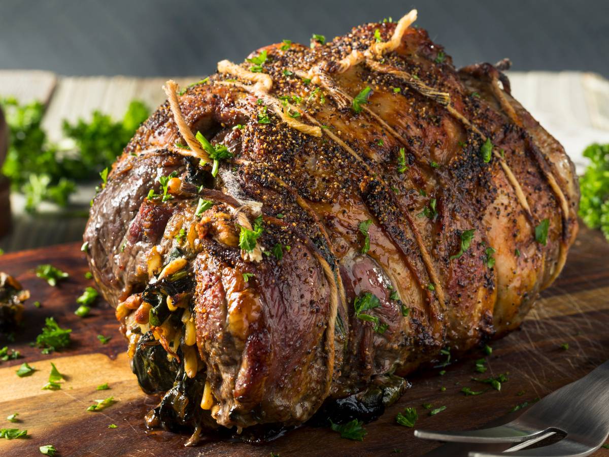 Ciekawa propozycja podania miodowego udźca jagnięcego