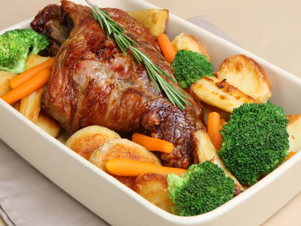 Interesująca propozycja podania miodowego udźca jagnięcego