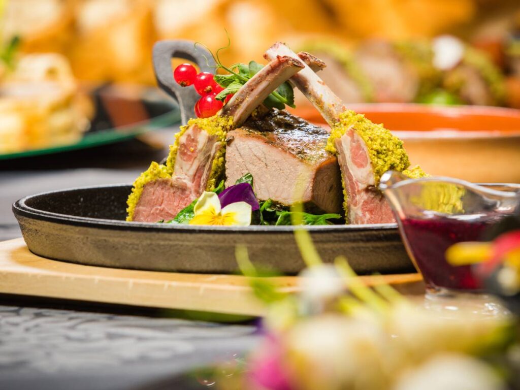 Inspiracja podania miodowego udźca jagnięcego