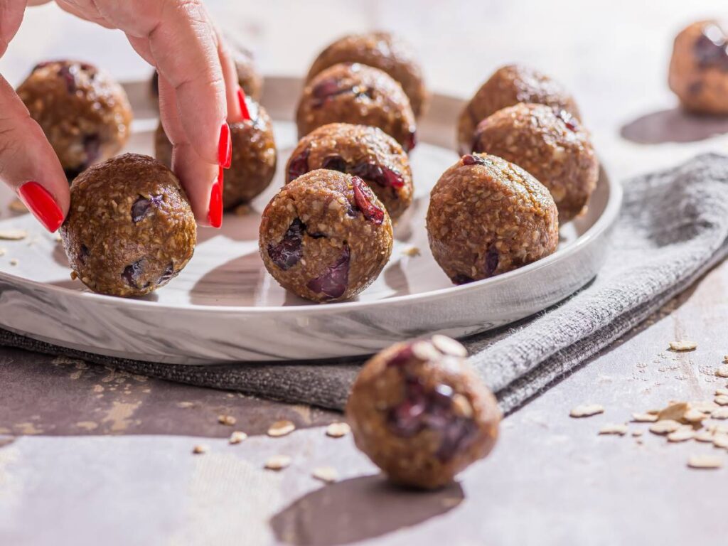 Interesująca propozycja podania miodowych kulek energetycznych