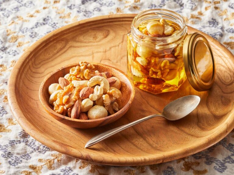 Ciekawa propozycja podania orzechów w miodzie