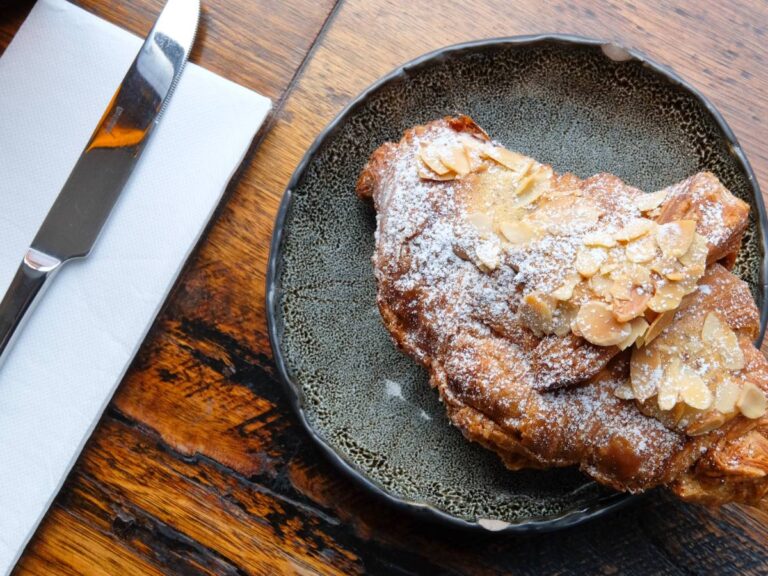 Inspiracja podania rogalików z miodem i migdałami