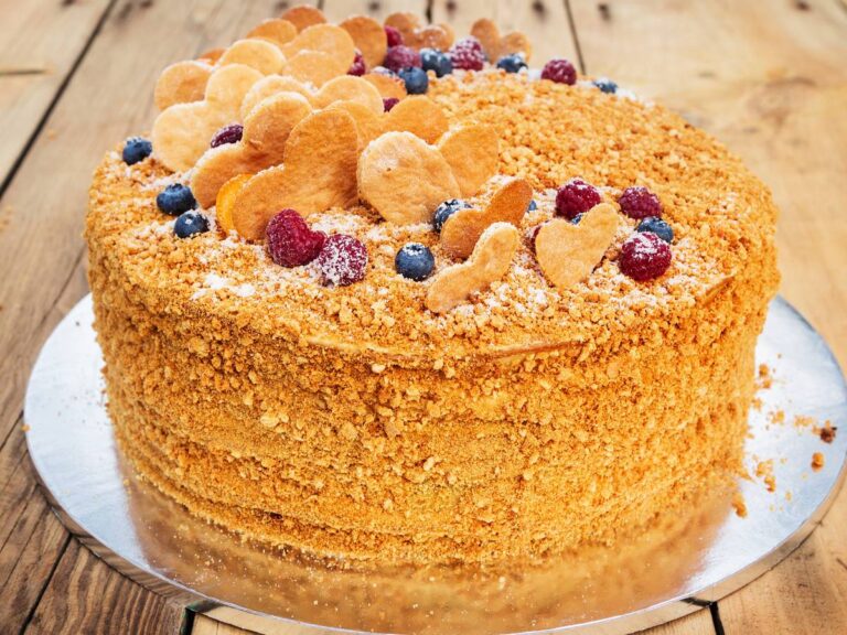 Domowa inspiracja na serwowanie tortu miodowego